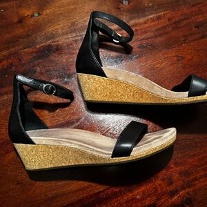 UGG Strappy CUTE 🖤 Black Super Comfy Sandals, size 9